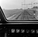 167139 Gezicht op de spoorlijn bij Delft, vanuit de cabine van een trein, met een passerende trein bestaande uit ...